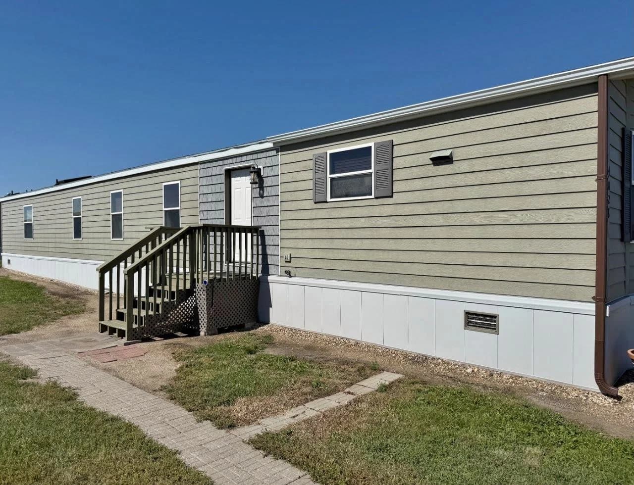 4028 Blue Bell Dr, Minot, ND